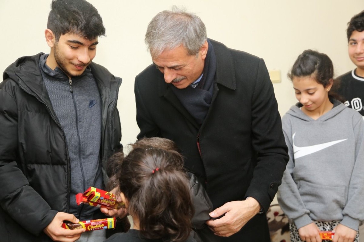 Serdivan Belediye Başkanı Alemdar, depremzedeleri ziyaret etti