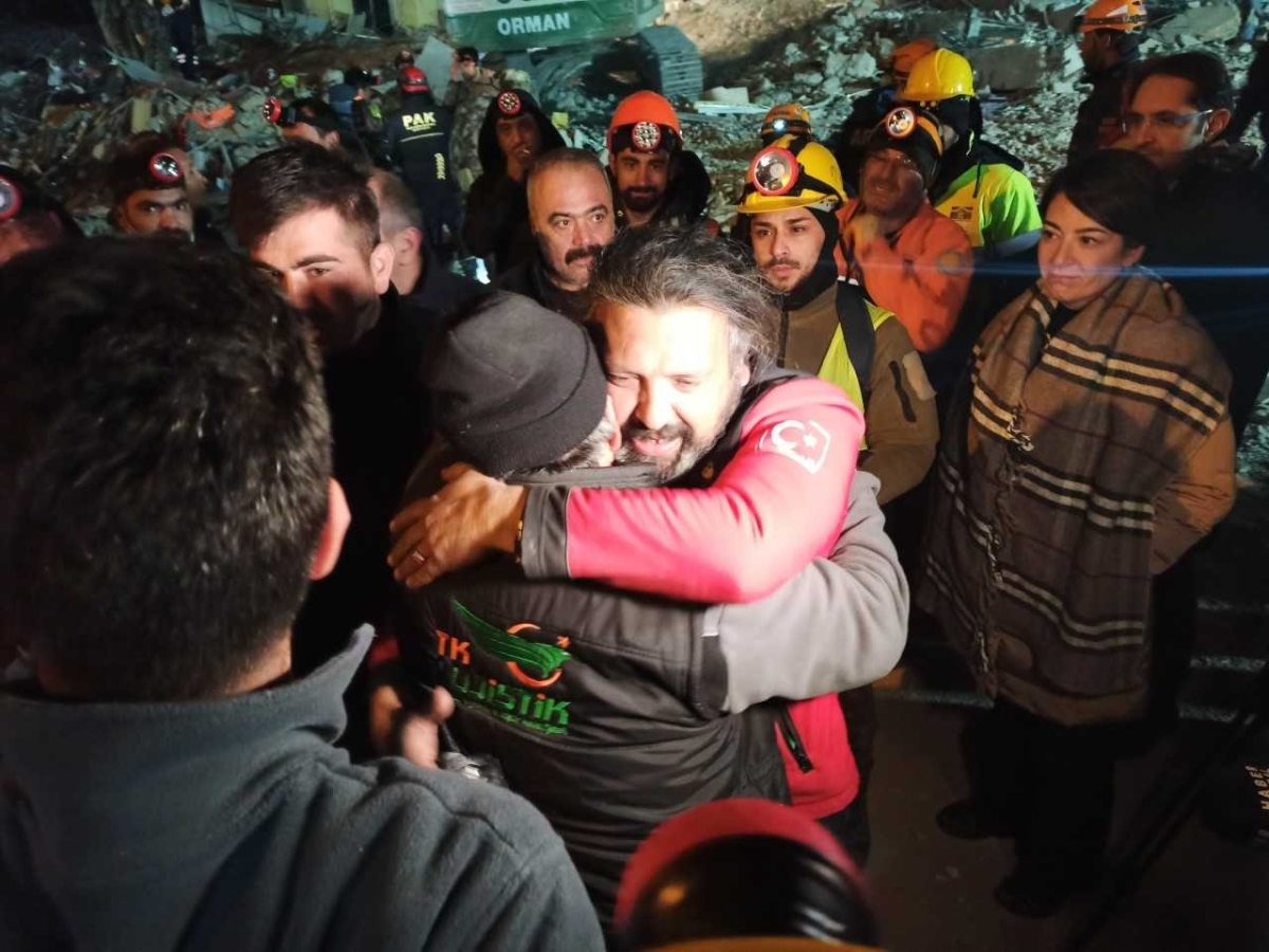 261 saat sonra enkazdan ekipleri alkışlayarak çıktı
