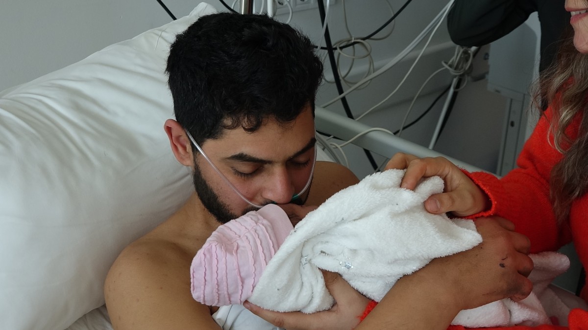 261 saat sonra kurtarılan baba Mustafa Avcı, eşi ve bebeğiyle buluştu
