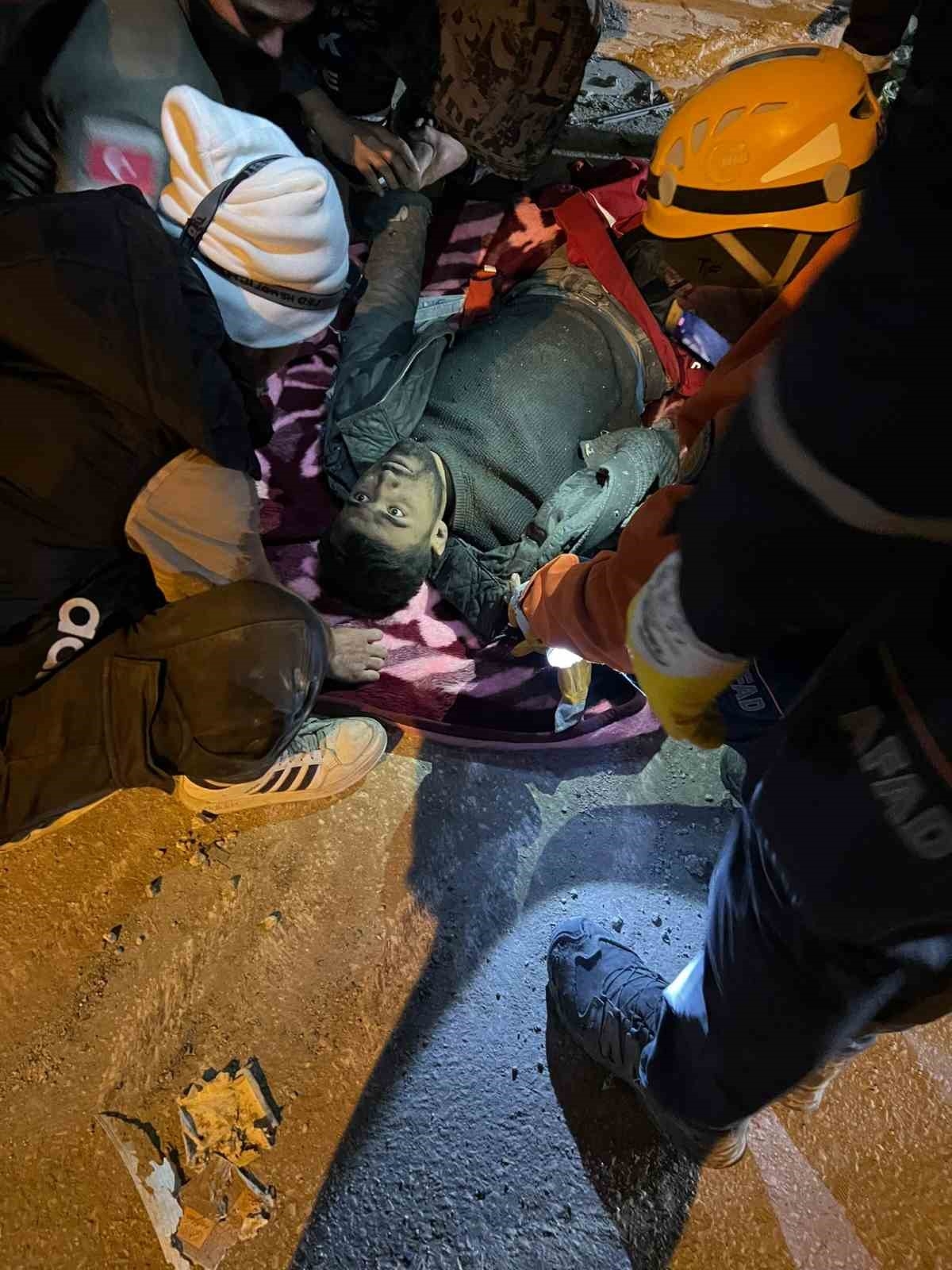 261 saat sonra Mustafa Avcı enkazdan ekipleri alkışlayarak çıktı

