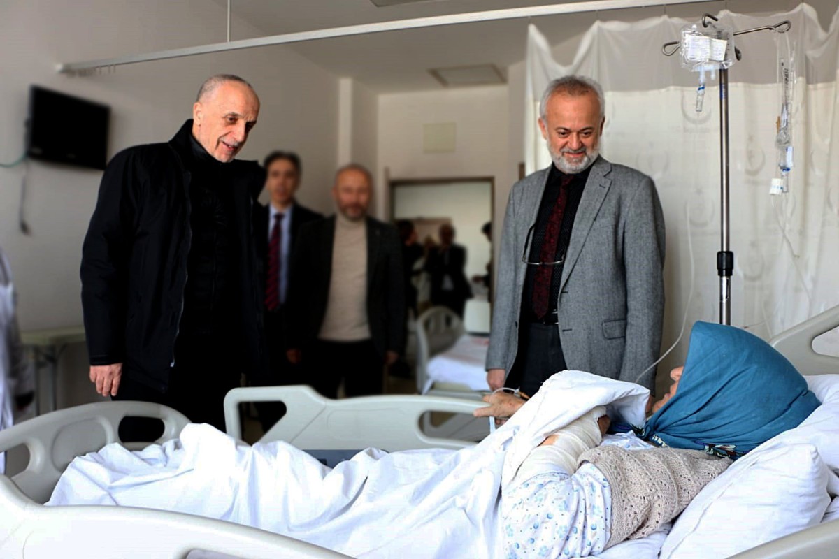  Ergün Atalay Depremzedeleri Hastanede Ziyaret Etti