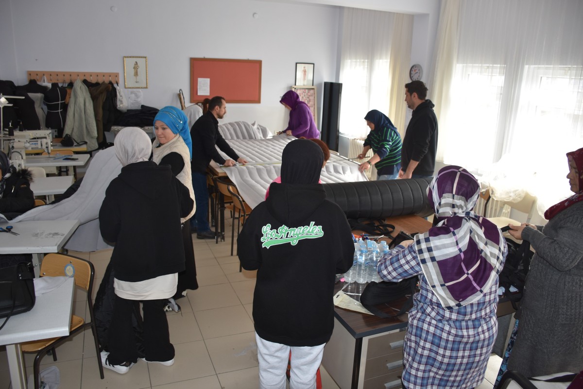 Sakarya'da lise öğrencileri deprem bölgesi için uyku tulumu üretiyor
