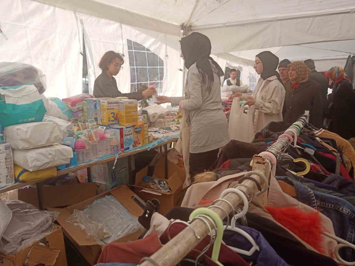 Depremzedeler bu çadırda her türlü ihtiyaçlarını karşılama imkanı buluyor
