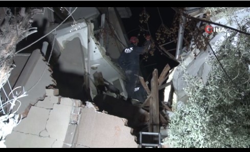 Hatay Haraparası Mahallesi’nde yıkılan binada arama kurtarma çalışması yürütülüyor
