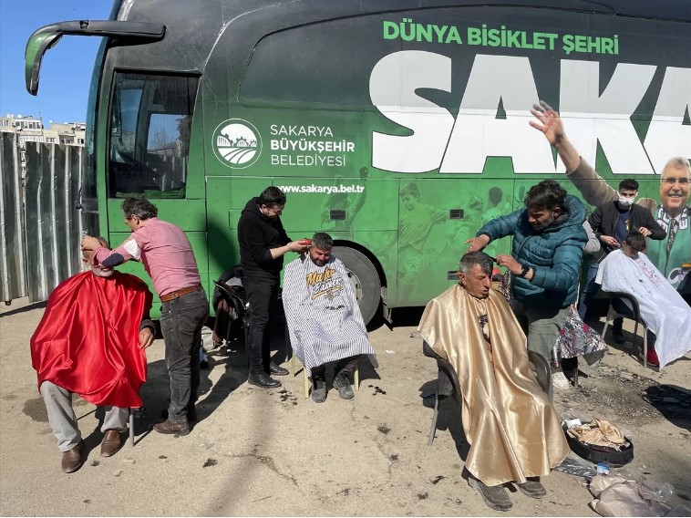 Sakaryalı gönüllü berberler Adıyaman'da  depremzedeleri tıraş ediyor
