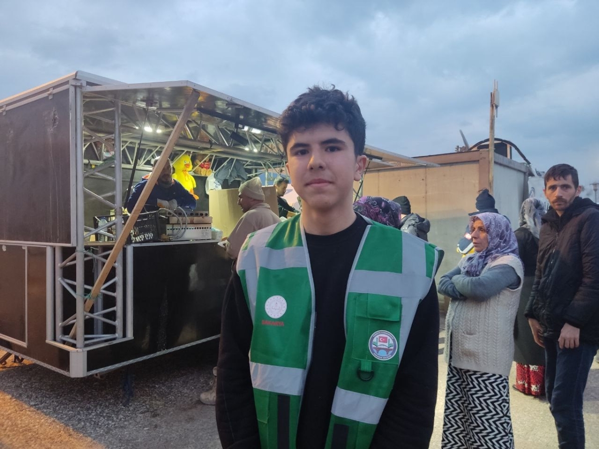 Sakarya İl Milli Eğitim Müdürlüğü çadır kentinde depremden kurtulan Muhammed yardım ediyor

