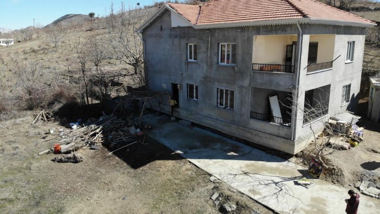 Deprem evi yıkmadı ama 30 santim kaldırıp, 2 metre ileriye taşıdı
