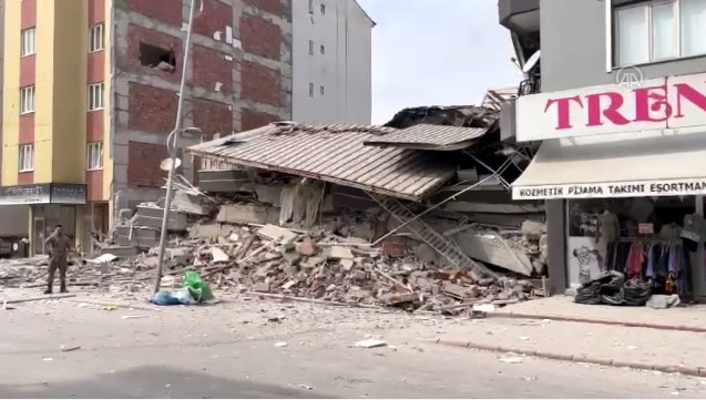 5,6 büyüklüğündeki depremde Yeşilyurt'ta bazı binalarda göçük oluştu