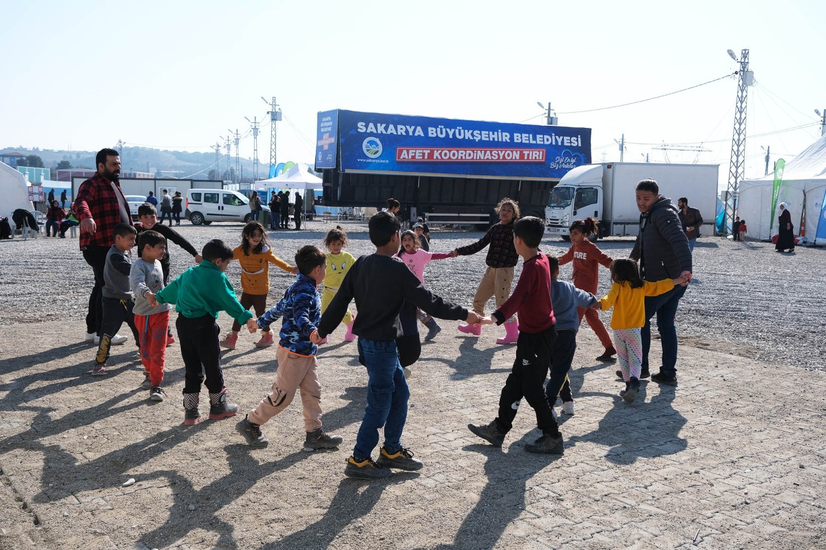 Sakaraya Büyükşehir deprem çocuklarının yüzünde tebessüm oldu
