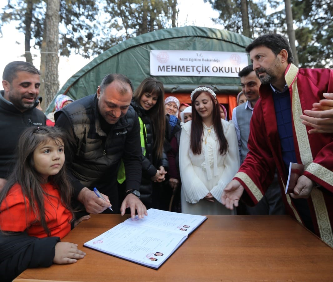 Çetin Oktay Kaldırım Çadır kentte nikah şahitliği yaptı