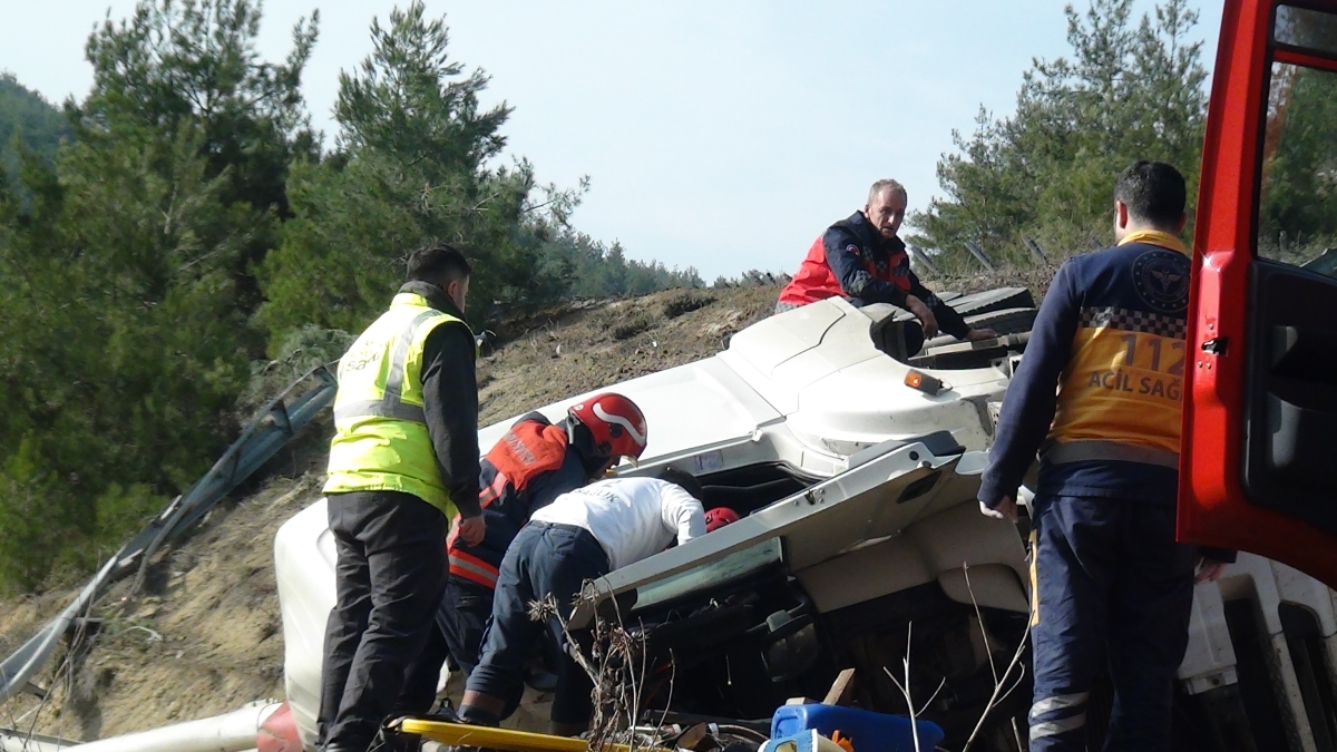 Sakarya'da uçuruma devrilen kamyonun sürücüsü yaralandı
