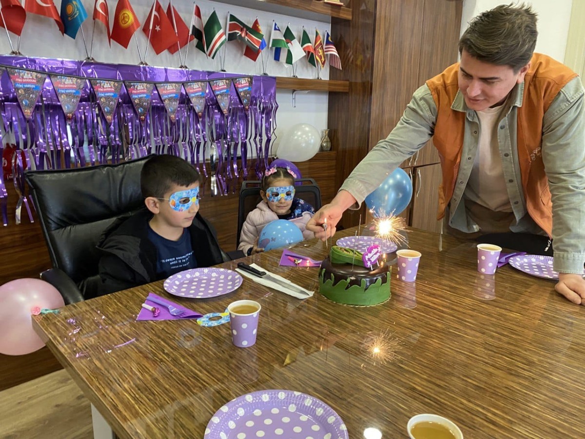 Sakarya'ya gelen depremzede kardeşler, doğum günü etkinliğiyle sevindirildi