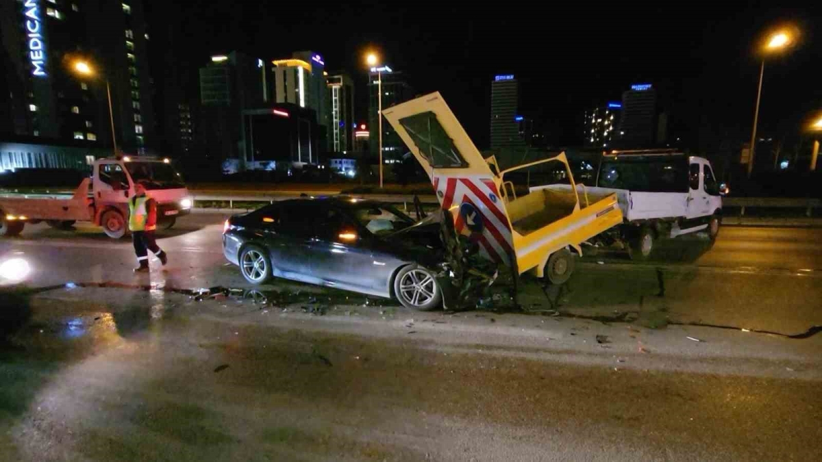 Lüks otomobil, yolda temizlik yapan belediye aracına çarptı : 2 yaralı
