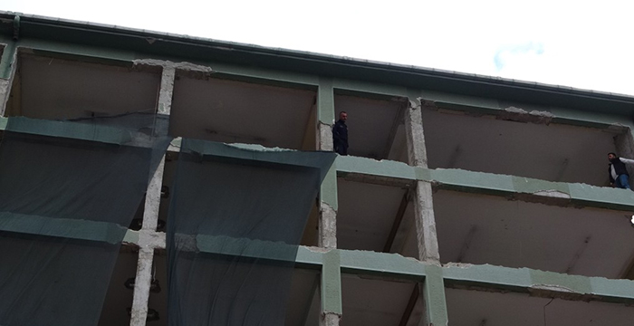  6 katlı binanın tepesinde polis ekipleriyle intihar pazarlığı yaptı. 
