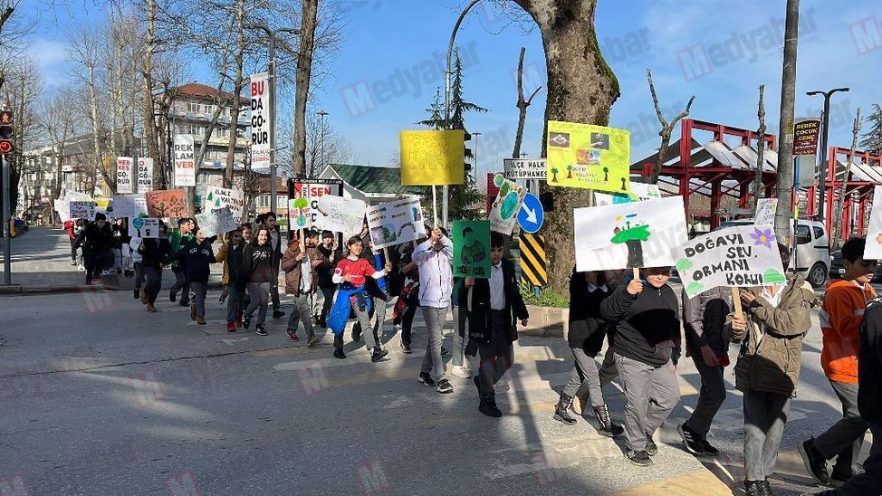 Hendek'te ortaokul öğrencilerinden Orman Haftası dolayısıyla farkındalık yürüyüşü