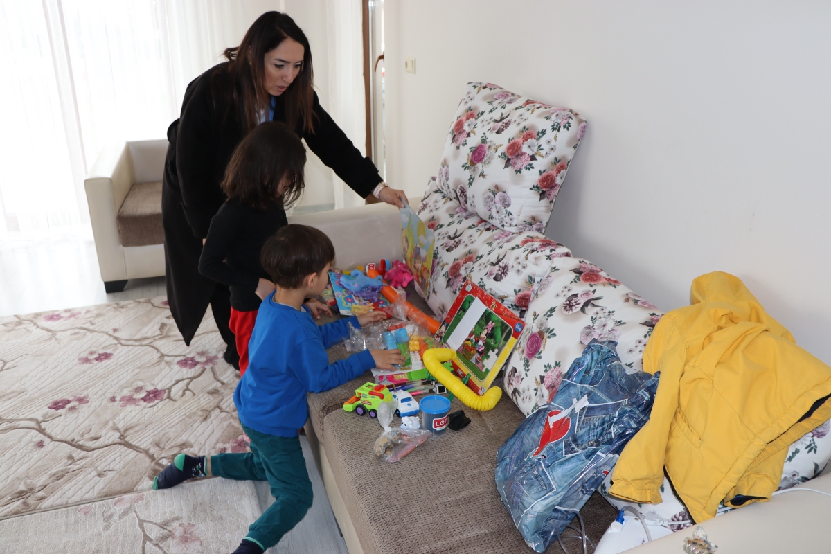 Ferizli'de misafir edilen depremzede çocuklara oyuncak hediyesi
