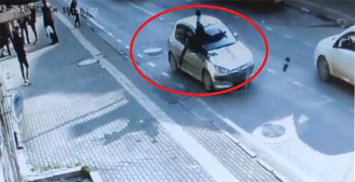 Otomobilin çarptığı adam metrelerce savruldu

