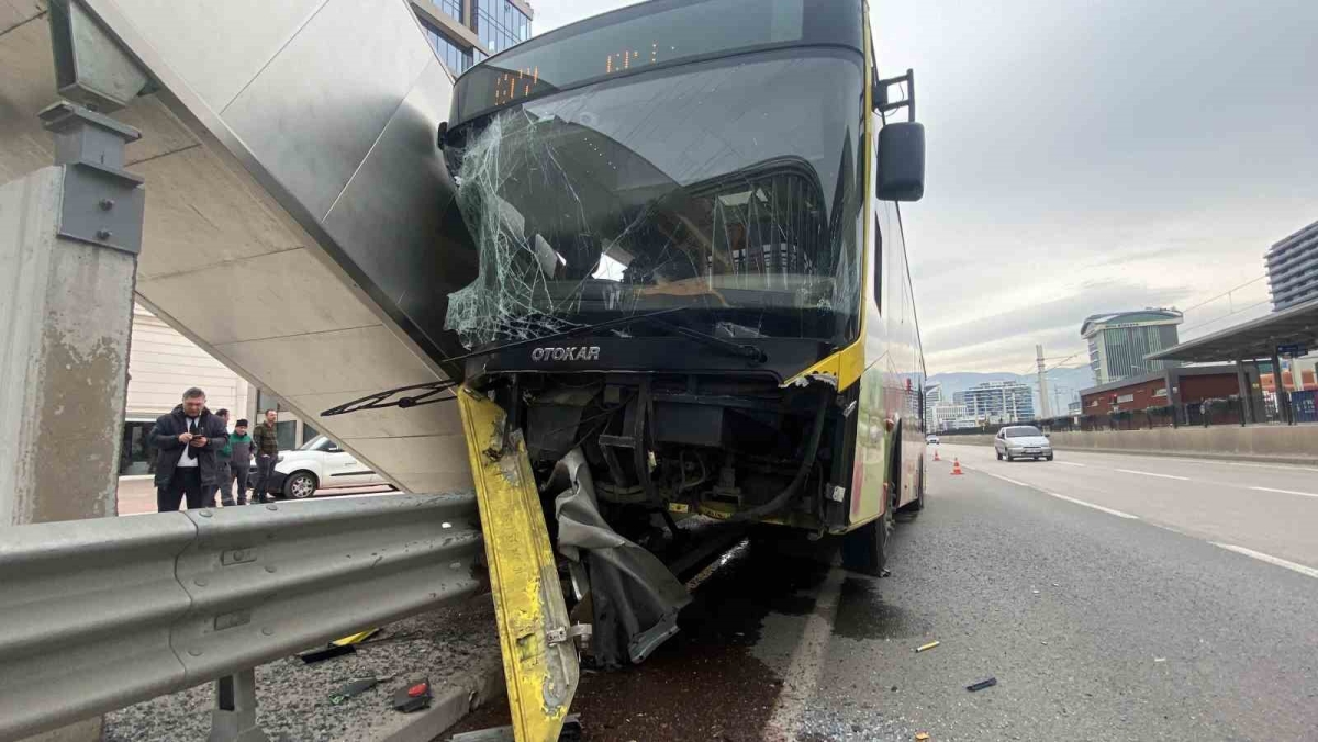 Belediye otobüsü bariyerlere ok gibi saplandı: 1’i ağır 5 yaralı
