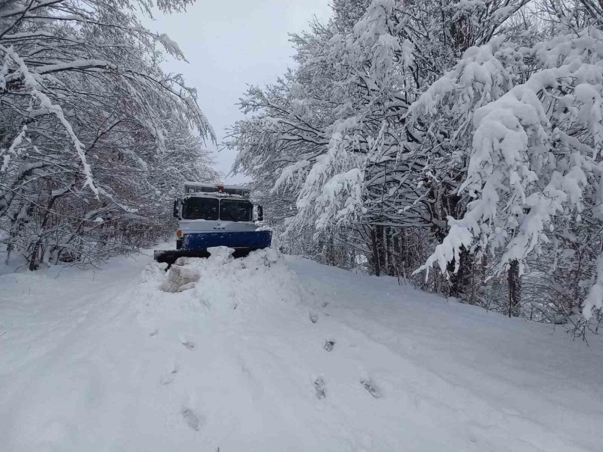 Sakarya Büyükşehir Belediyesi kırsal bölgelerde kar küreme mesaisi
