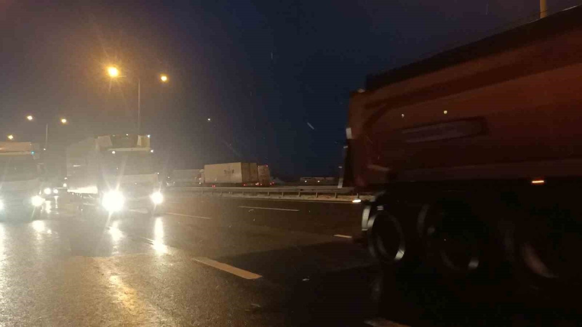 TEM’in Bolu geçişi 7 saatlik çalışma sonucunda trafiğe açıldı

