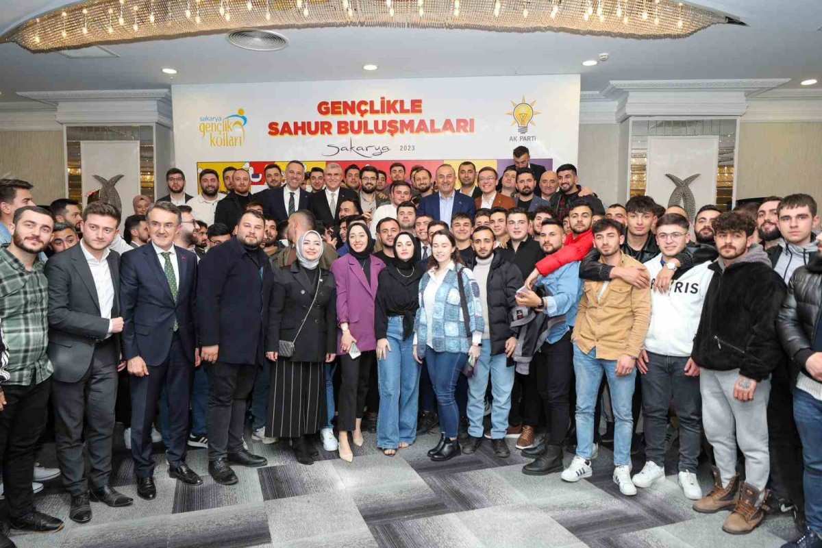 Bakan Çavuşoğlu ve Başkan Yüce depremzede gençlerle sahur yaptı

