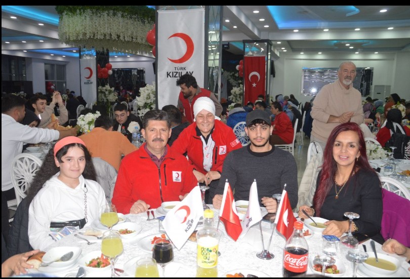 Türk Kızılay Sakarya Şubesi öksüz, yetim ve engelli bireylere iftar verdi