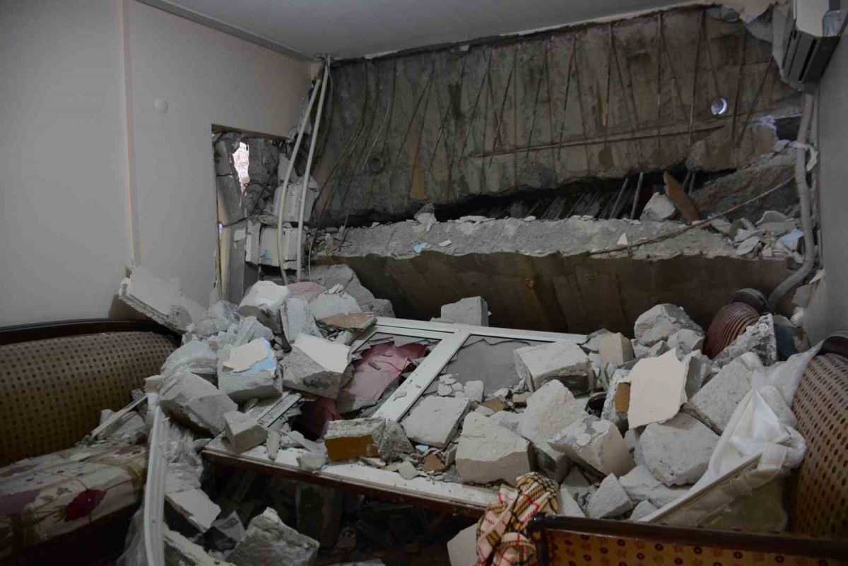 İstinat duvarı apartmanın içine çökmüştü, bu görüntüler hasarın boyutunu gözler önüne serdi

