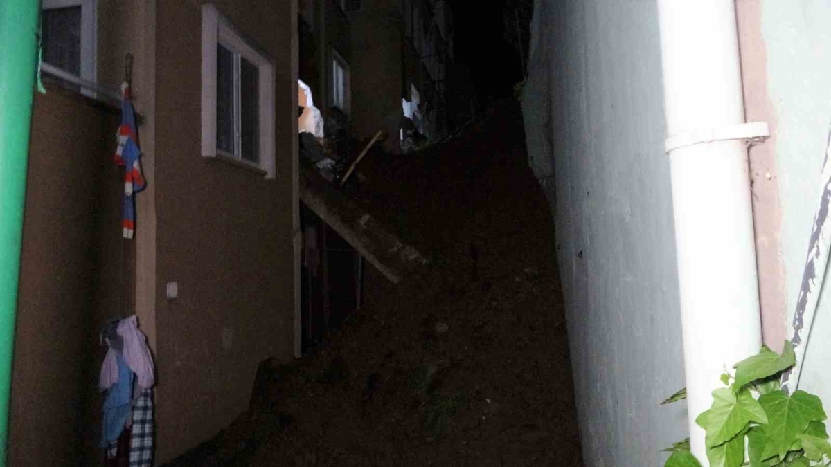 İstinat duvarı apartmanın üzerine çöktü: 32 daire tahliye edildi
