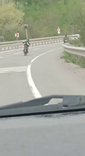 Motosikletini yatarak kullanan sürücü kamerada
