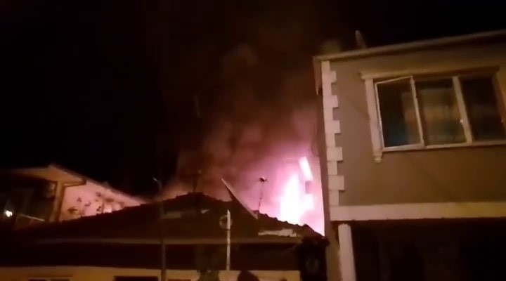 Tek katlı evin ardiyesi alev alev yandı, mahalleliyi sokağa döktü
