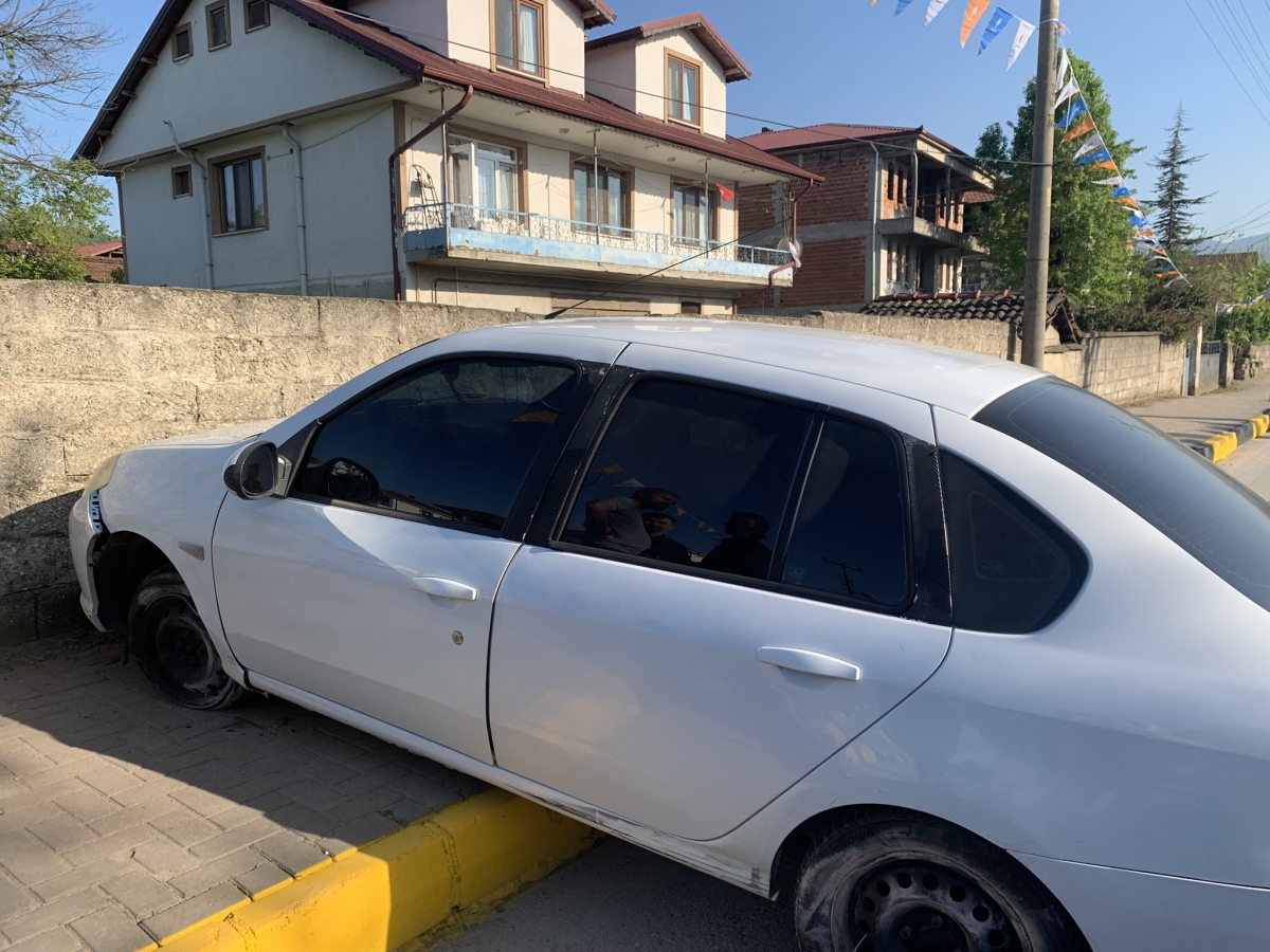 Akyazı'da duvara çarpan otomobilin sürücüsü yaralandı