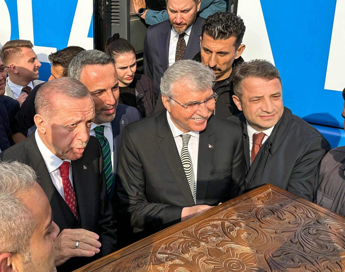 Ekrem Yüce'den Cumhurbaşkanı Erdoğan'a şifa sandığı hediyesi