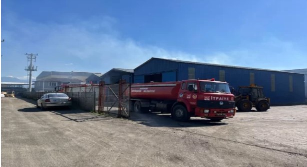 Sakarya'da kömür tozu üretilen tesiste çıkan yangın söndürüldü