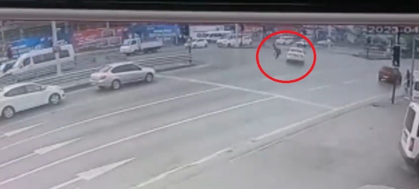 Yolun karşısına geçen bisikletli adama otomobil çarptı
