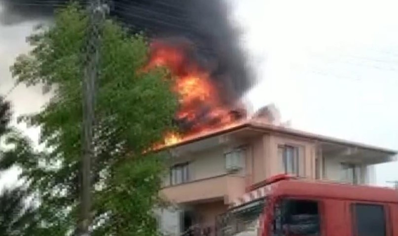 İki katlı apartmanın çatısı alev alev yandı
