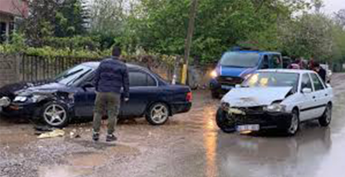 Akyazı'da iki otomobilin çarpıştığı kazada 1 kişi yaralandı