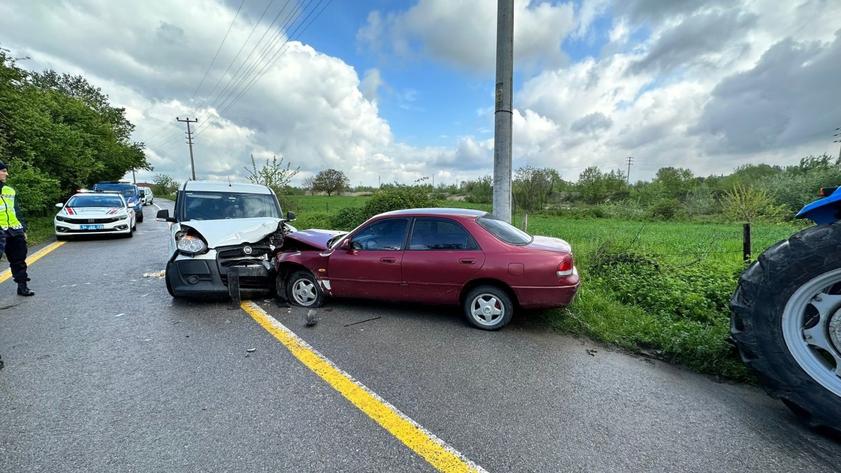 Sakarya’da hafif ticari araç ile otomobil kafa kafaya çarpıştı: 9 yaralı

