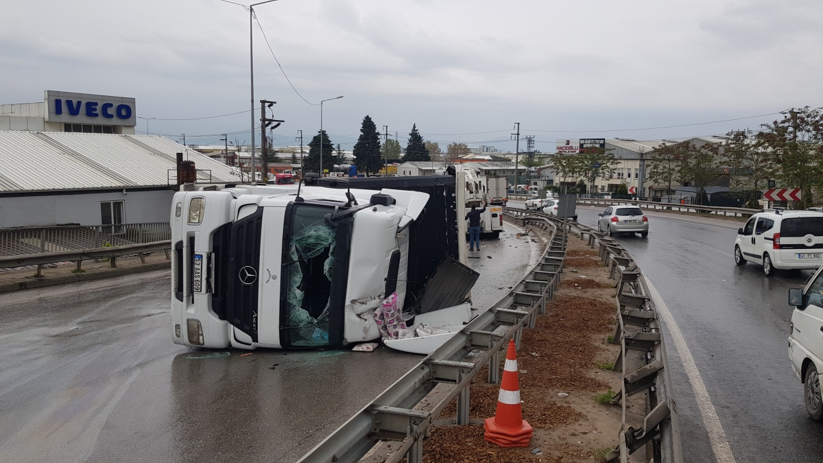 Devrilen tırın sürücüsü yaralandı