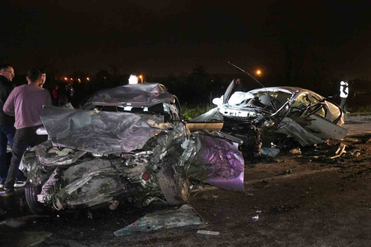 Kontrolden çıkan otomobil, karşı yönden gelen otomobile çarptı: 1 ölü, 4 yaralı
