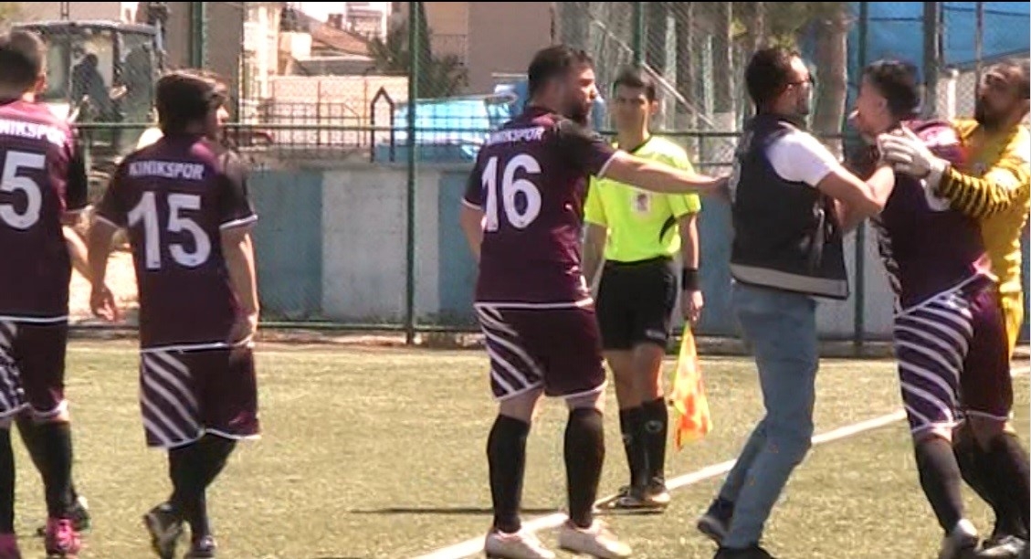 Maçın 90+5’inci dakikasında gelen gol sonrası saha içi bir anda karıştı