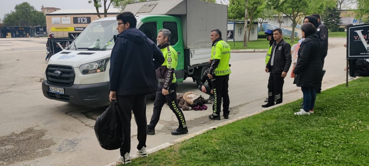 Geri manevra yapan kamyonet öğrencinin üzerinden geçti
