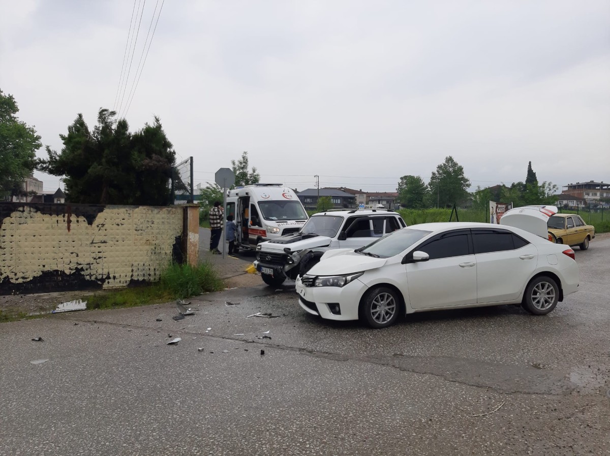 Sakarya'da cip ile otomobilin çarpıştığı kazada 2 kişi yaralandı