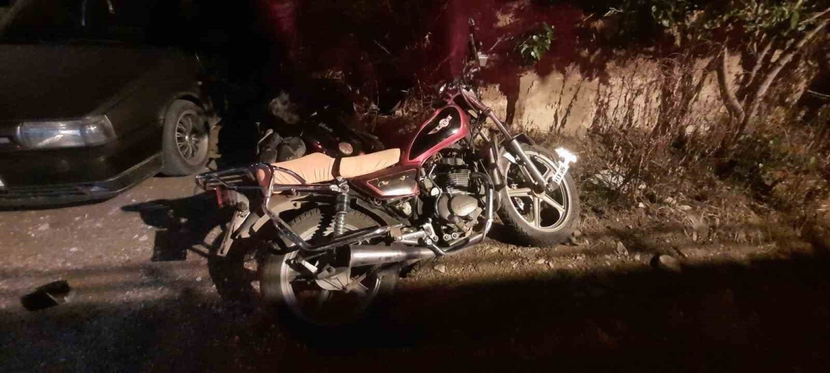 2 motosiklet kafa kafaya çarpıştı, 3 kişi yaralandı
