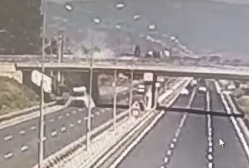 Damperi açık kalan kamyon üst geçide takıldı
