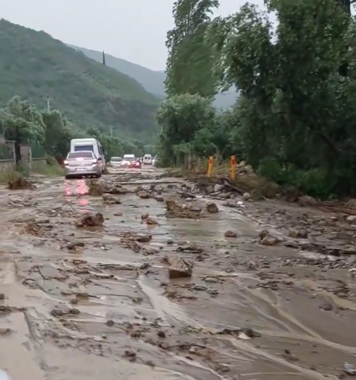 Sel suları İznik Bursa yolunu kapattı
