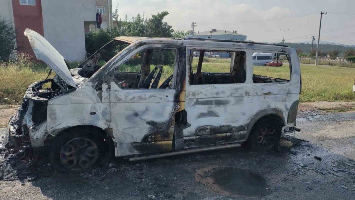 Park halindeki minibüs alev alev yandı
