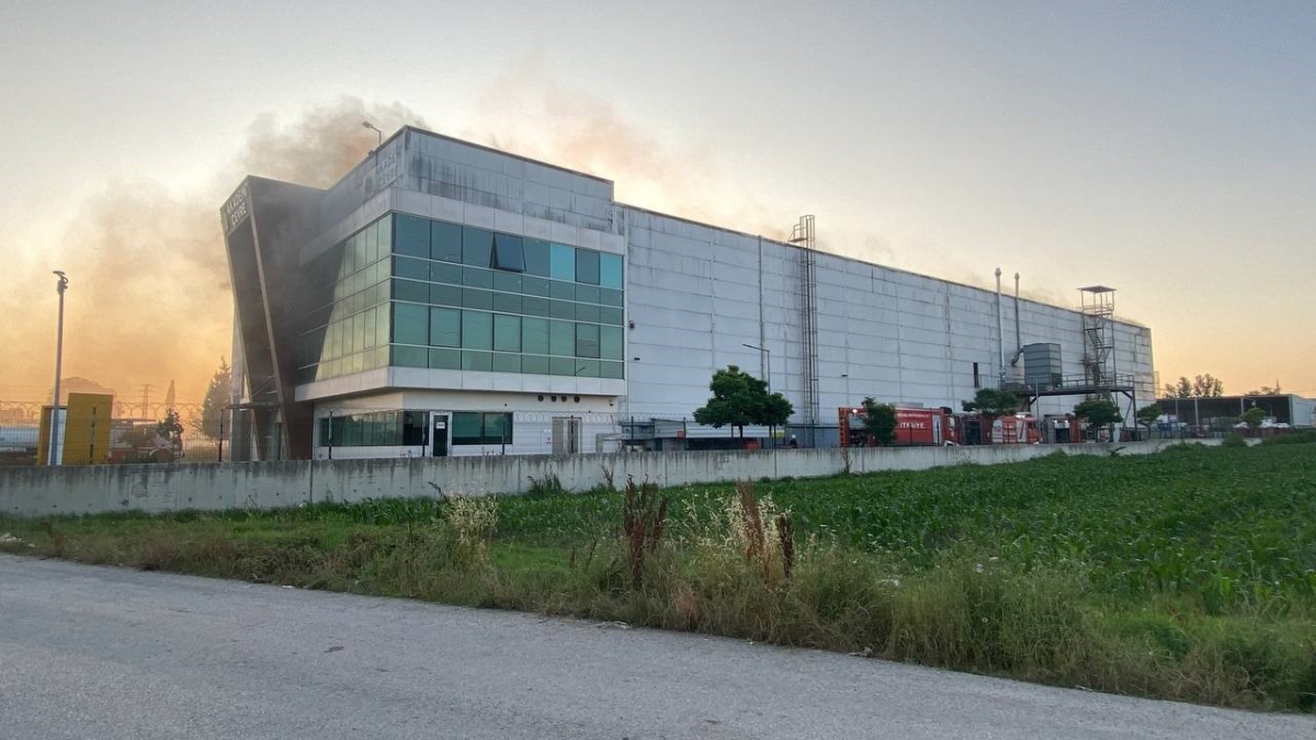 Geri dönüşüm tesisindeki yangın söndürüldü
