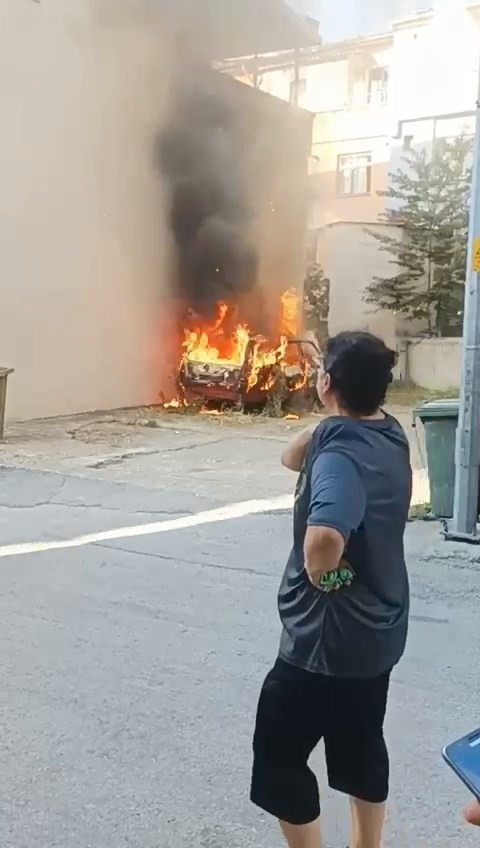 Torpille oynayan çocuklar park halindeki aracı yaktı
