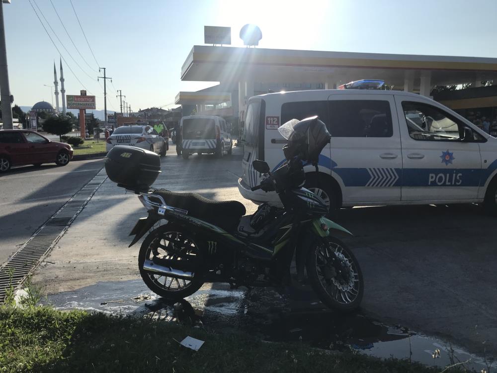 Benzin istasyonu girişinde motosiklet ve otomobil çarpıştı
