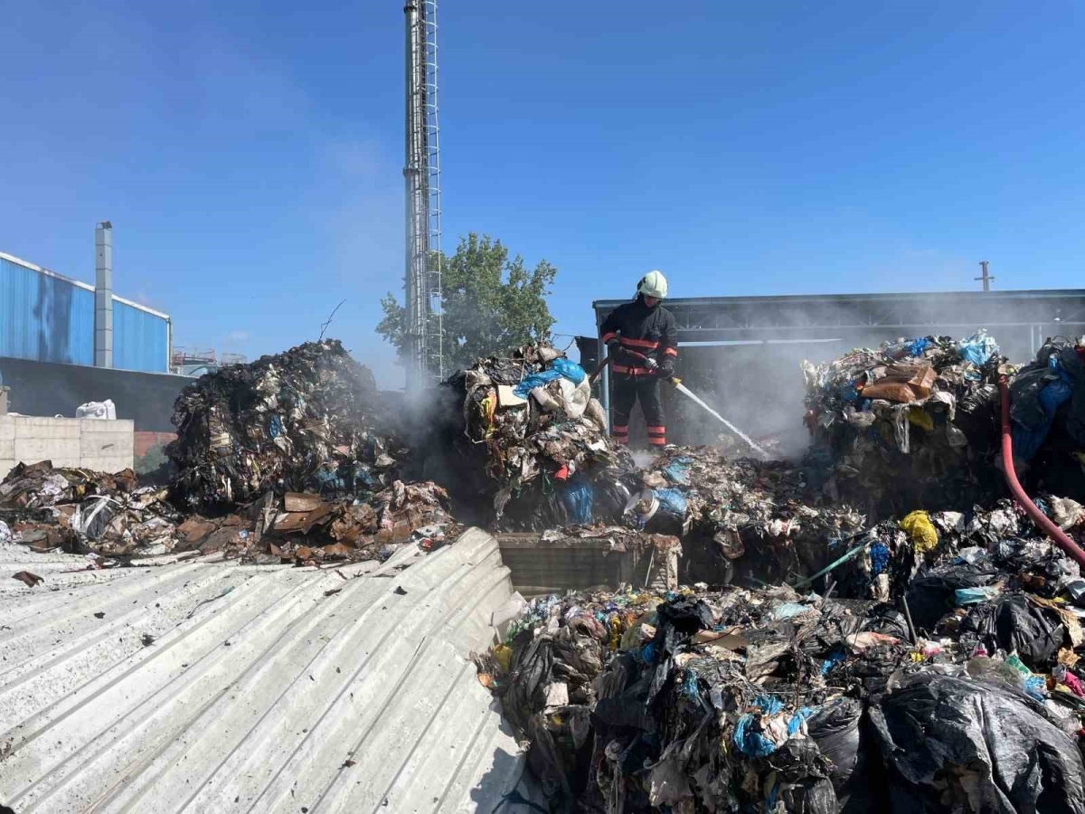 Geri dönüşüm tesisinde korkutan yangın
